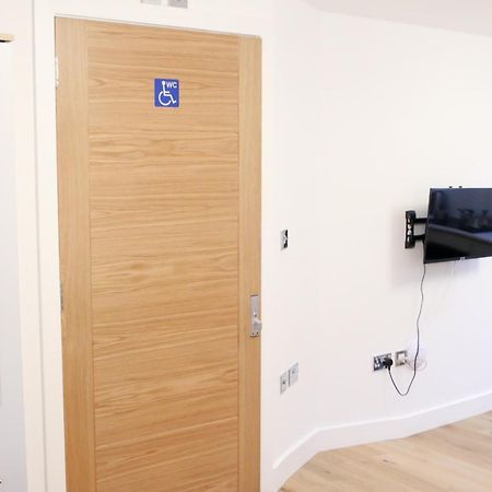 Lovely Studio Apartment With Access For Wheel-Chairs In Sydenham London Kültér fotó