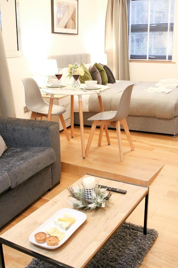 Lovely Studio Apartment With Access For Wheel-Chairs In Sydenham London Kültér fotó